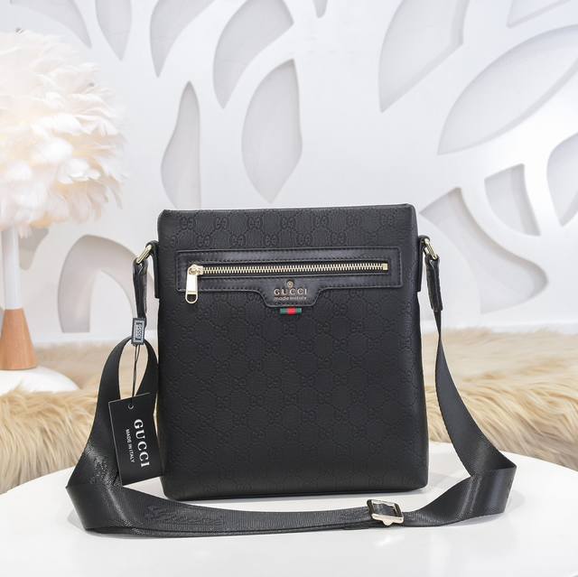 Gucci-Gucci's latest men's messenger bag is made of imported calfskin leather. I