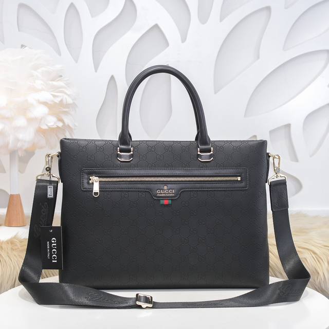 Gucci-Gucci's latest men's briefcase is made of imported calfskin leather. It ha