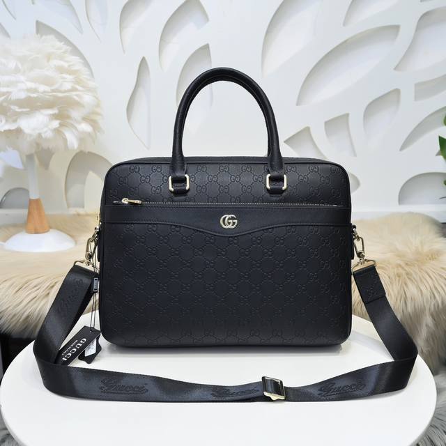 Gucci-Gucci's latest men's briefcase is made of imported calfskin leather. It ha