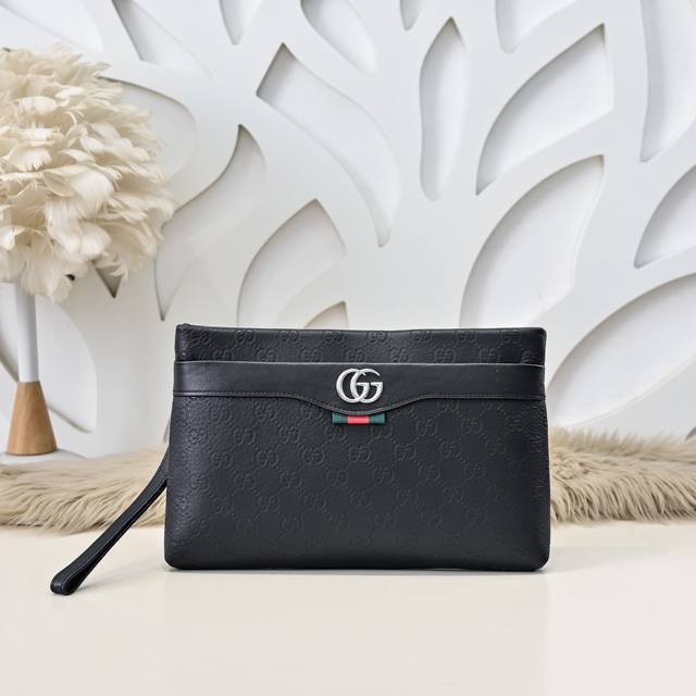 Gucci-Gucci's latest men's handbags are made of imported calfskin leather. The l