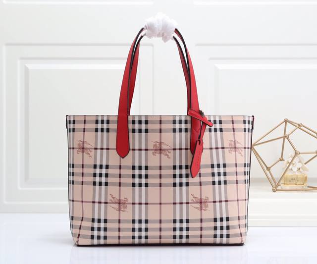 B This simple, practical and functional shopping bag can be used on both sides.