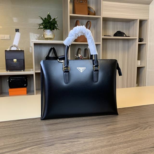 The latest hottest Prada imported flower leather handbag briefcase is now on sa