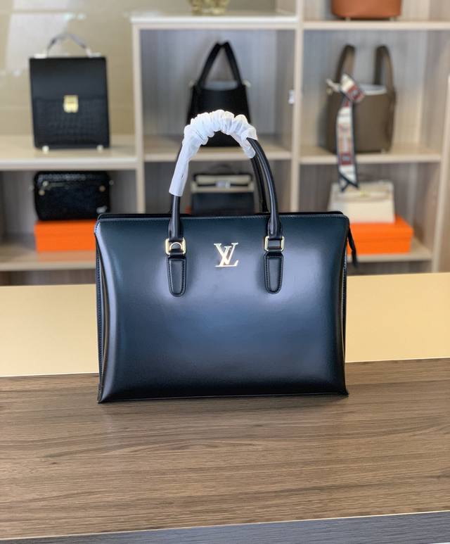 The latest hot-selling Lv imported flower leather handbag with a large number o