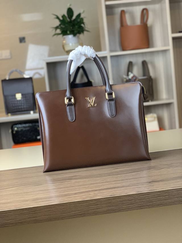 The latest hot-selling Lv imported flower leather handbag with a large number o
