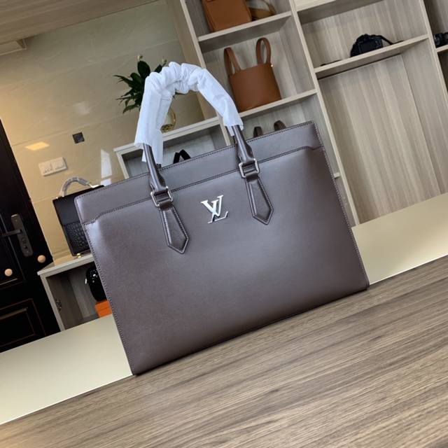 The latest hot-selling Lv imported leather pattern combination lock portable br