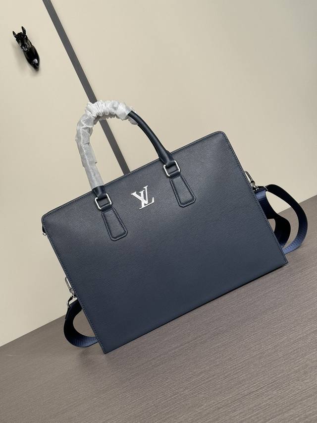The latest hot-selling Lv hand-held briefcase of the top counter mouse high-end