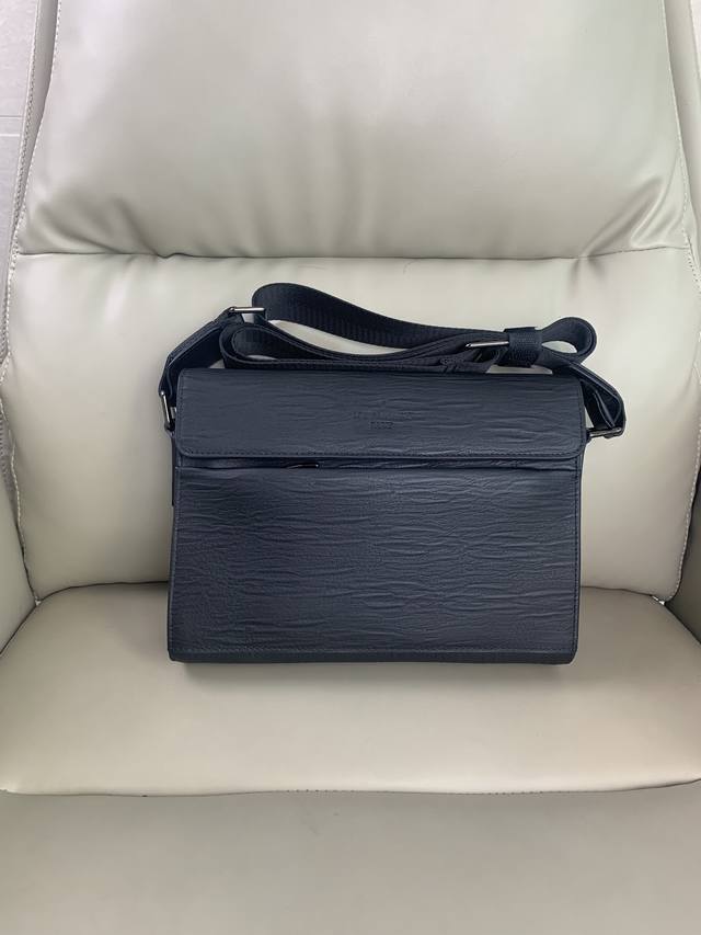 The latest hot-selling Lv horizontal shoulder messenger bag of the top counter