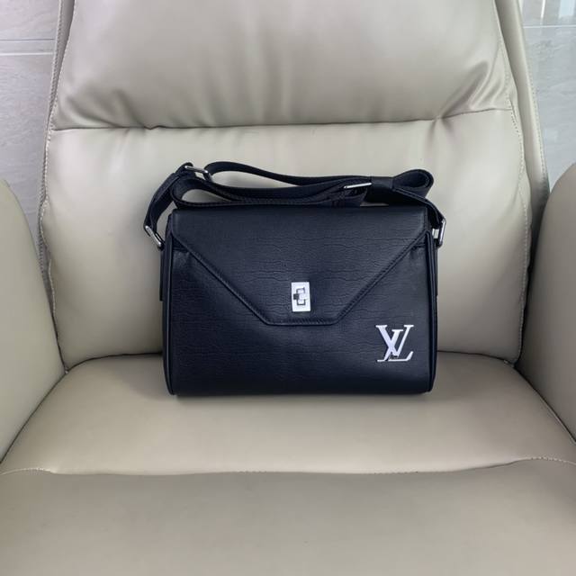 The latest hot-selling Lv horizontal shoulder messenger bag of the top counter