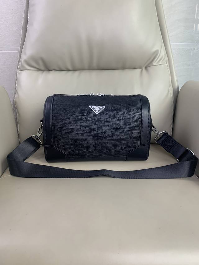 The latest and hottest Prada shoulder messenger bag, a practical model, is ship