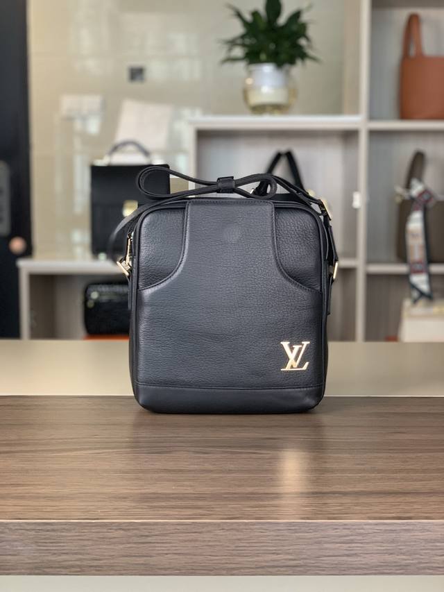The latest hottest Lv vertical shoulder messenger bag of the top counter mouse