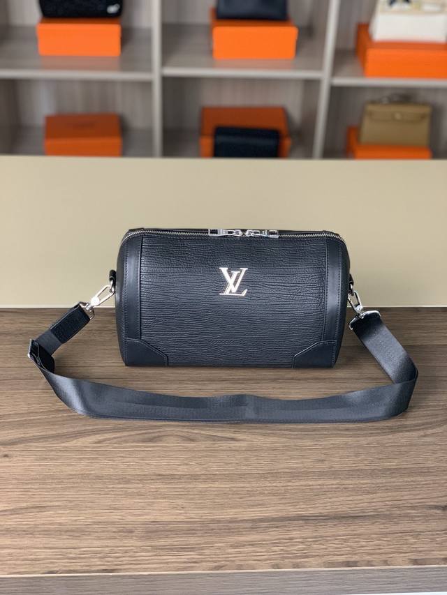 The latest popular Lv shoulder messenger bag of the top counter mouse is shippe