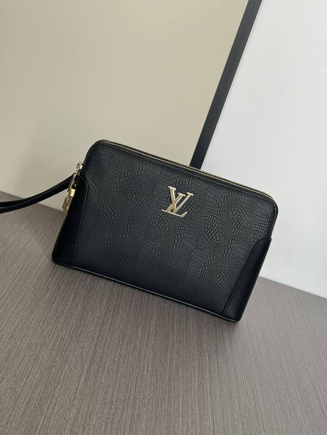 The latest hot-selling Lv double zipper password lock imported first-layer cowh