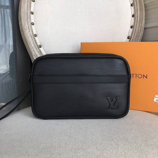 The latest style of the top counter mouse fierce goods Lv men's handbag is a ho