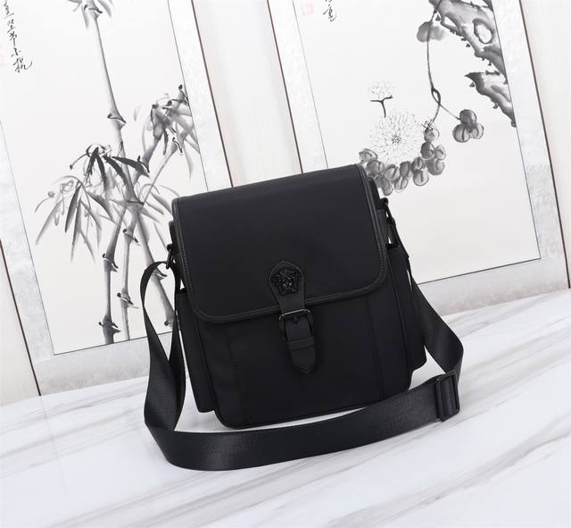 Top original quality, the latest Vsc Dora shoulder bag messenger bag, European