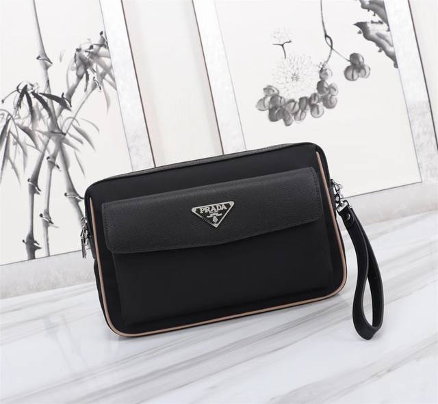 Top original quality, the latest Prada single clutch bag in 2017. The Prada spe