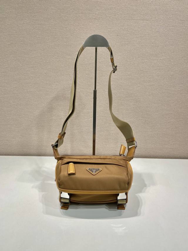 Mini Messenger Bag 2Vh171AMini This flap shoulder bag is made of iconic P materi