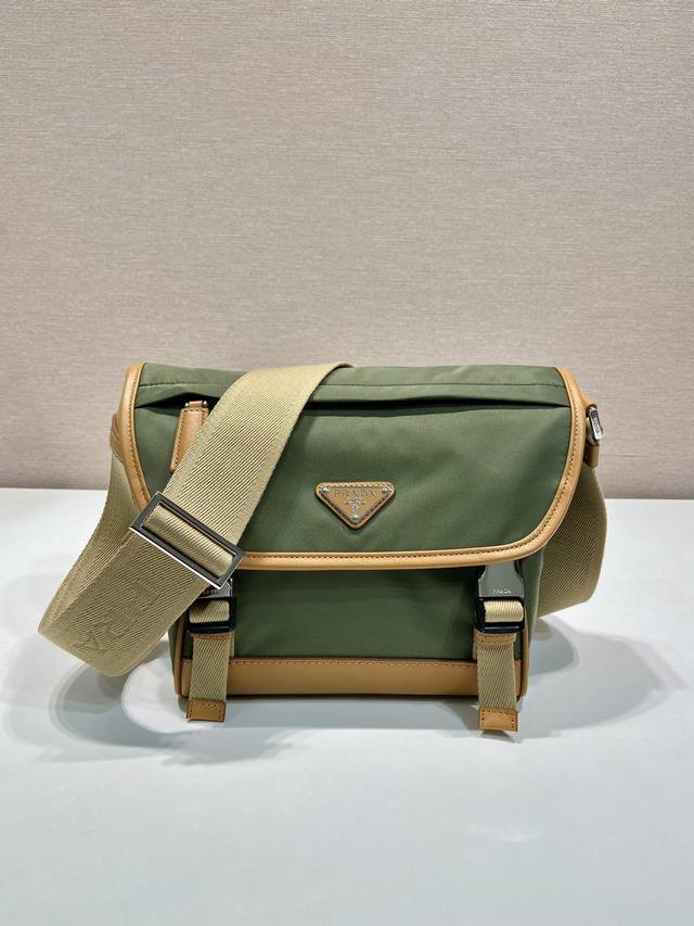 New messenger bag 2Vd066 Small This messenger bag is designed with Re-Nylon rec
