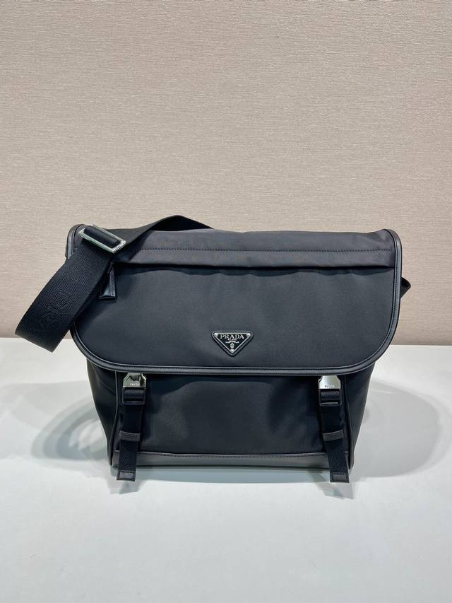 New messenger bag 2Vd052A Large upgraded version This messenger bag is designed