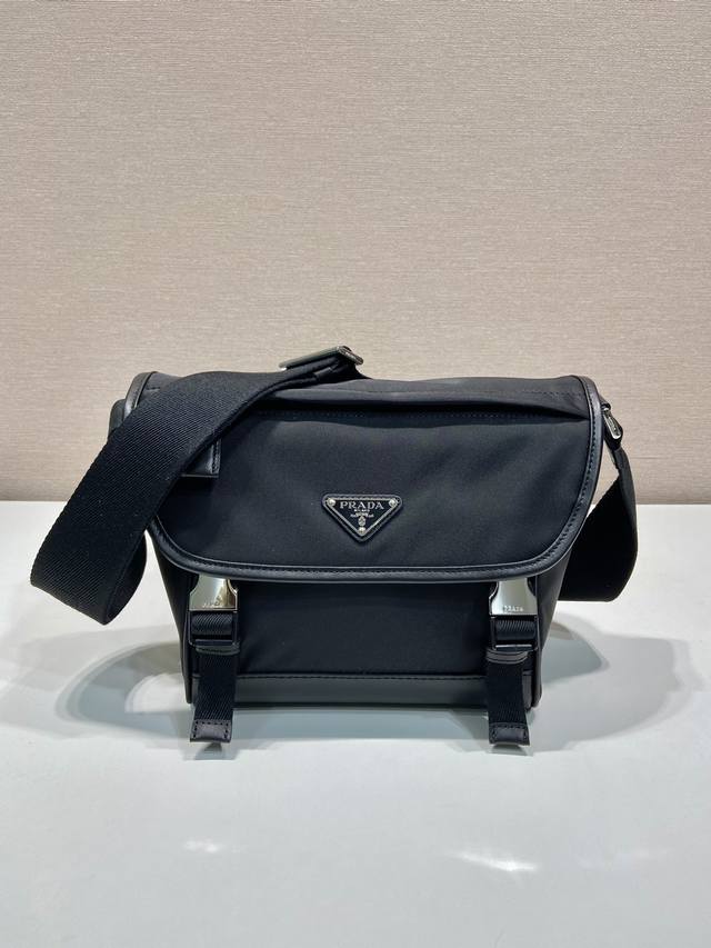 New messenger bag 2Vd066 Small This messenger bag is designed with Re-Nylon rec