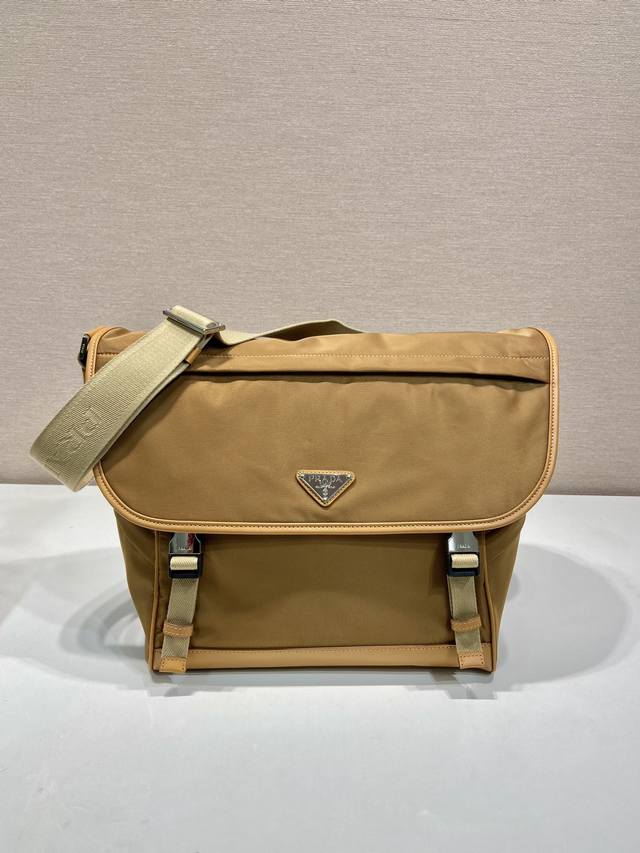 New messenger bag 2Vd052A Large new color This messenger bag is designed with R
