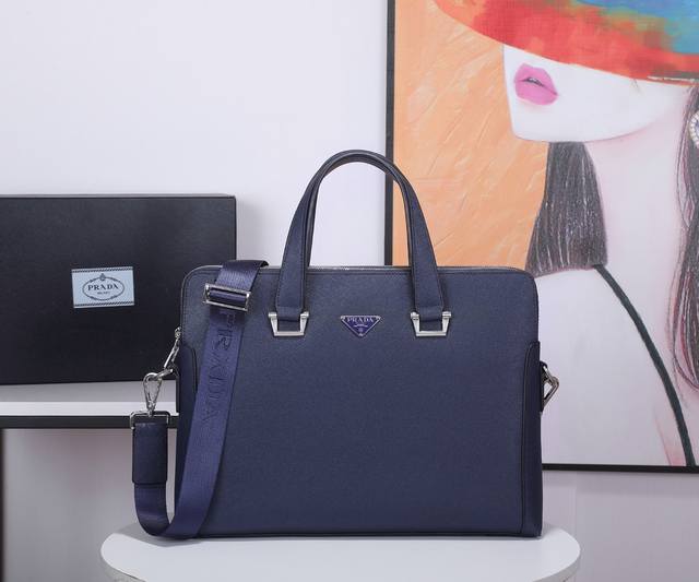 Prada's latest hit original leather model number: 81189-1 Double zipper counter