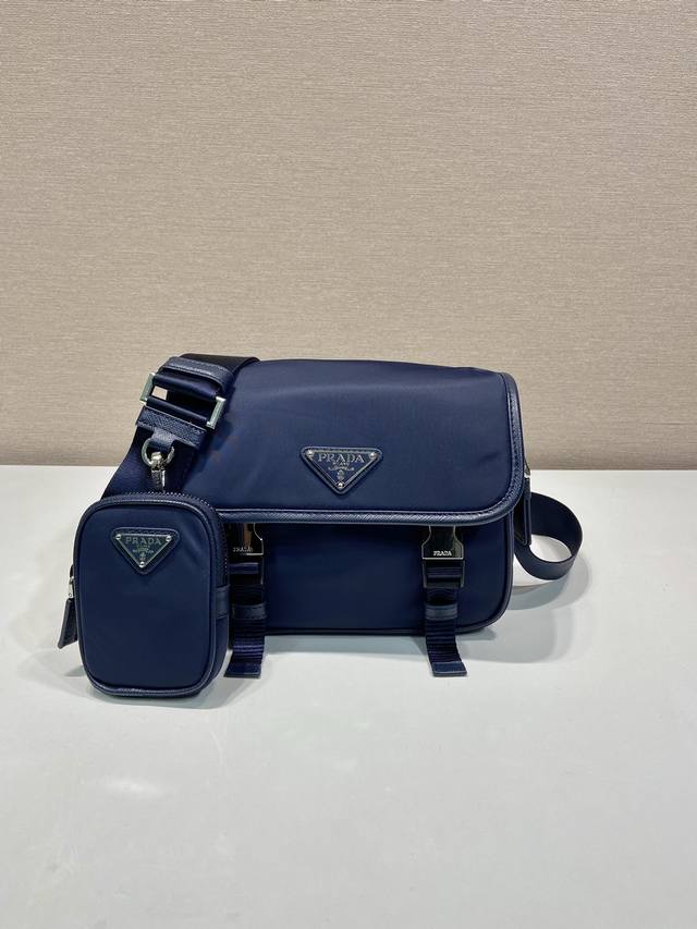 New messenger bag has arrived New three-in-one combination messenger bag model