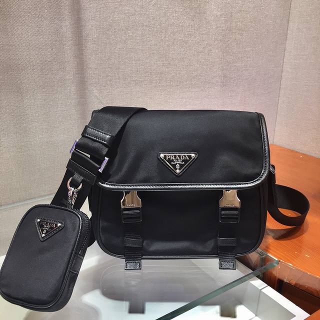 New messenger bag has arrived New three-in-one combination messenger bag model
