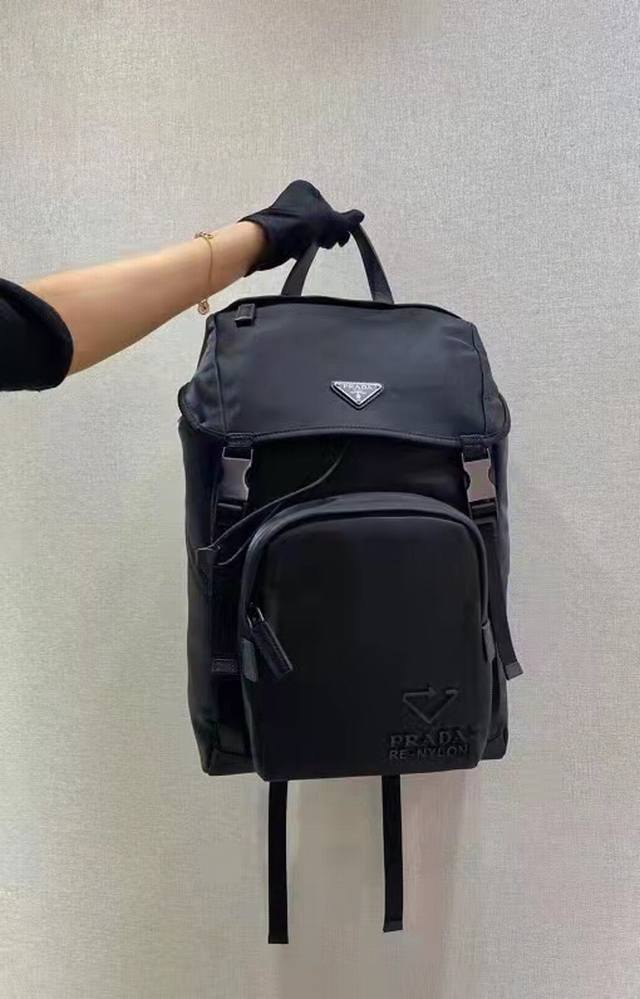Eco-friendly Series 2Vz135 This backpack is made of innovative recycled nylon fa