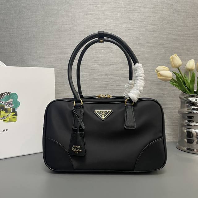 P's new second-hand bag 1Bb115 has arrived. This double-handle handbag is made o