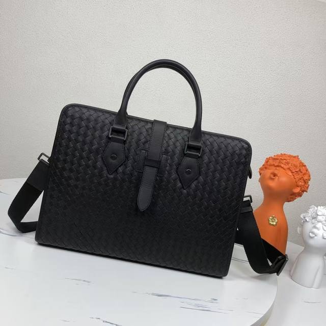 Bottega Venet men's top-level custom briefcase is well-known even without the lo