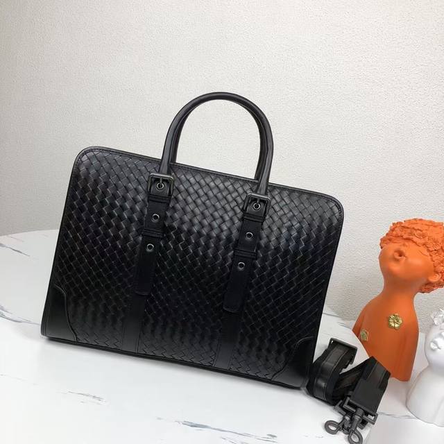 Bottega Venet men's top-level custom briefcase is well-known even without the lo