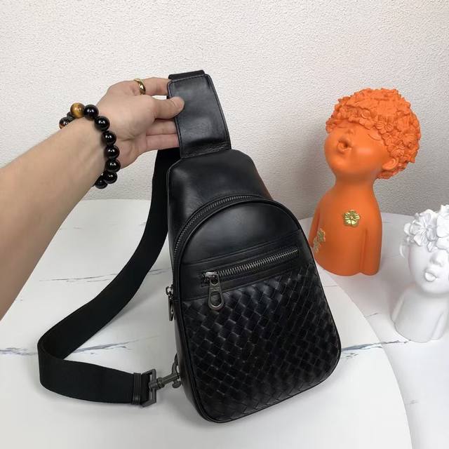 Bv men's chest bag, tends to be simple, leather is destined to be the focus, wit