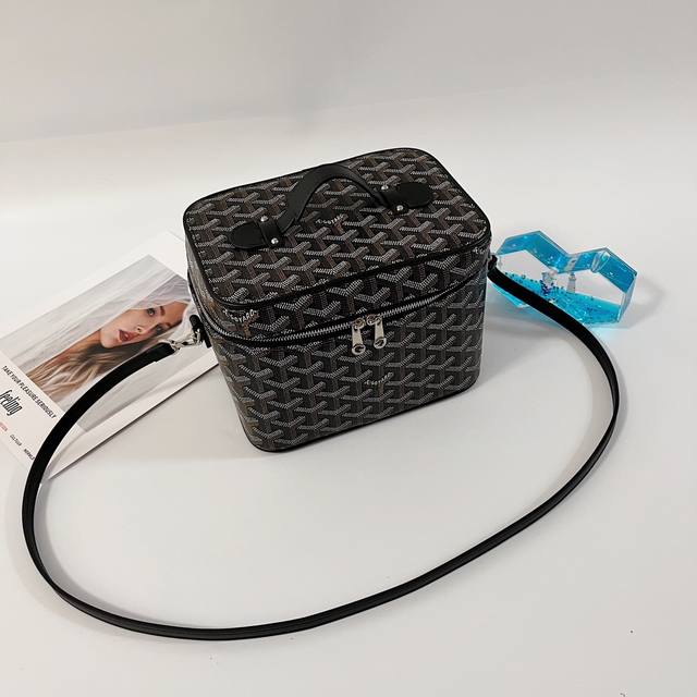 Muse The interior of the cosmetic bag is very clever, thanks to the sliding elas