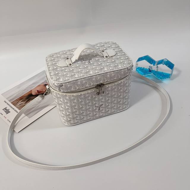 Muse The interior of the cosmetic bag is very clever, thanks to the sliding elas
