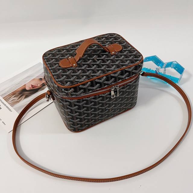 Muse The interior of the cosmetic bag is very clever, thanks to the sliding elas