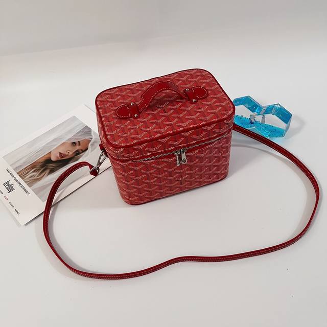 Muse The interior of the cosmetic bag is very clever, thanks to the sliding elas