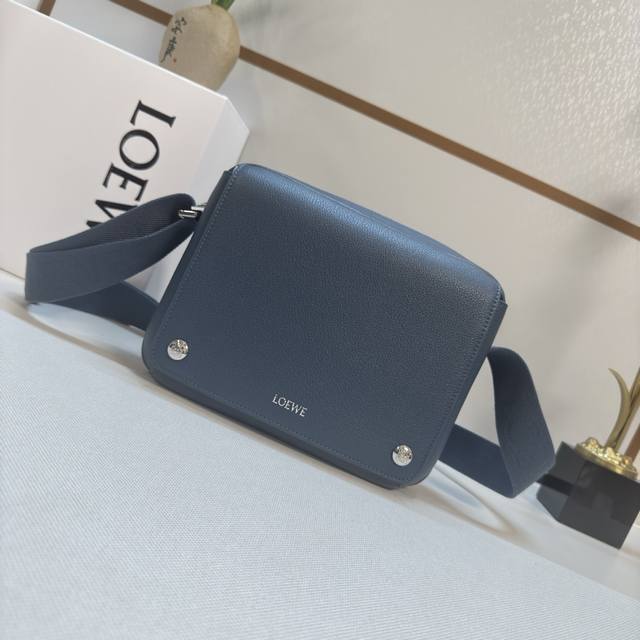 Low New small soft grained cow leather Pebble messenger bag. Practical and sophi