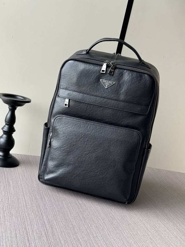 The latest and hottest Prada hand-held backpacks from the top counters are ship