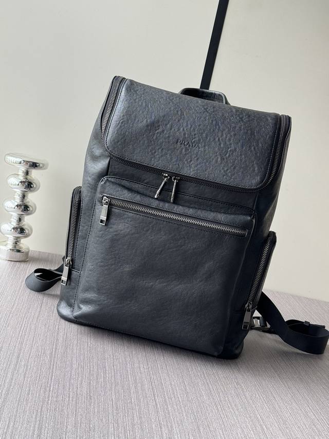 The latest and hottest Prada backpacks from the top counters are now shipping i