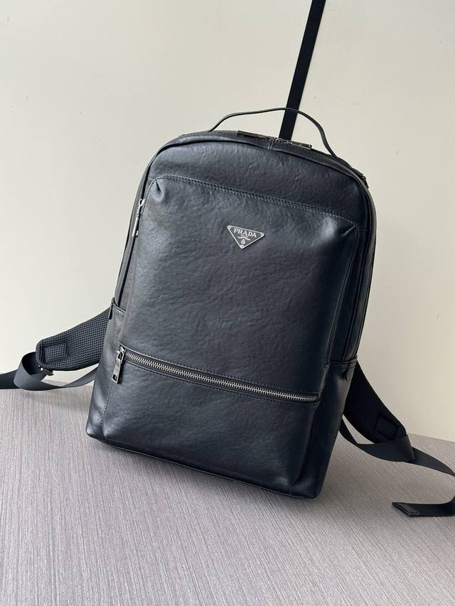 The latest and hottest Prada hand-held backpacks from the top counters are ship