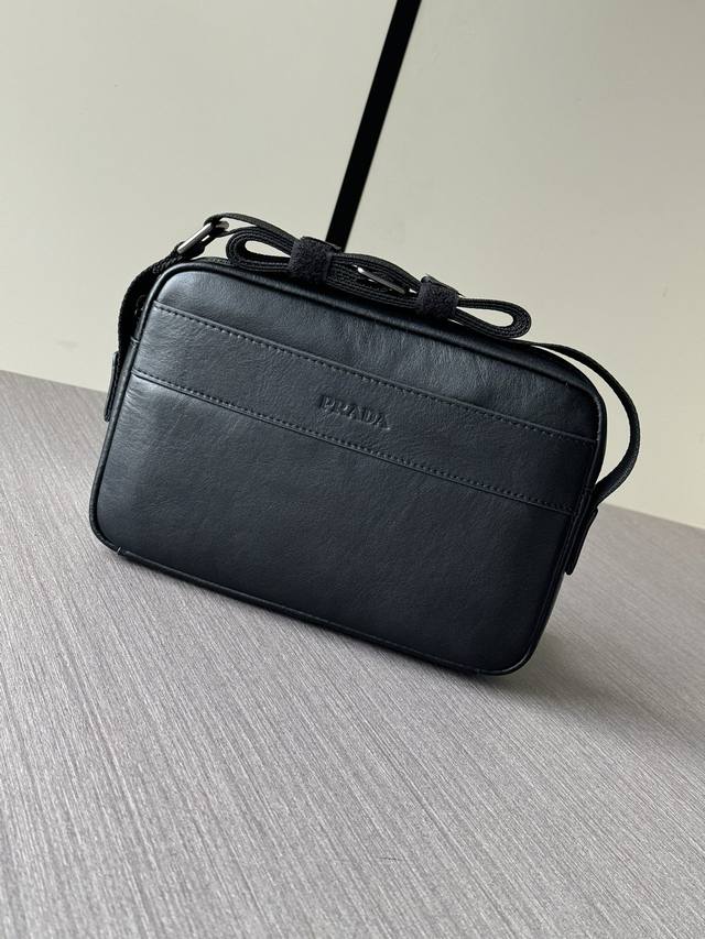 The latest hot Prada messenger bag from the top counter mouse, high-end and fie