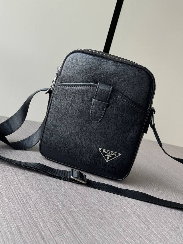 The latest and hottest Prada zipper messenger bag from the top counter mouse hi