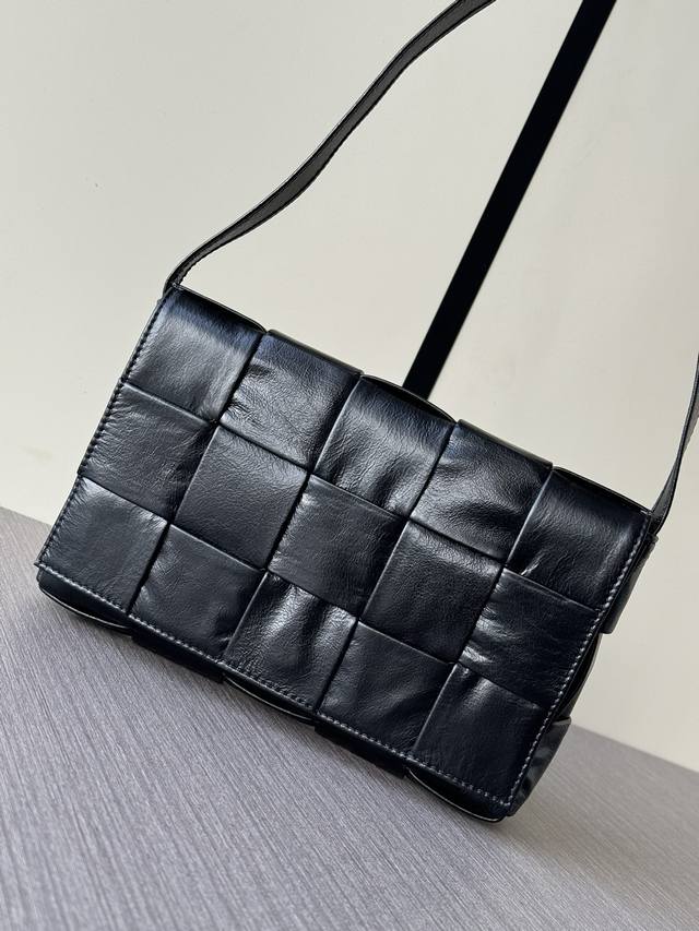 The latest hottest oil wax leather 15 grid Bv unisex crossbody bag from the top