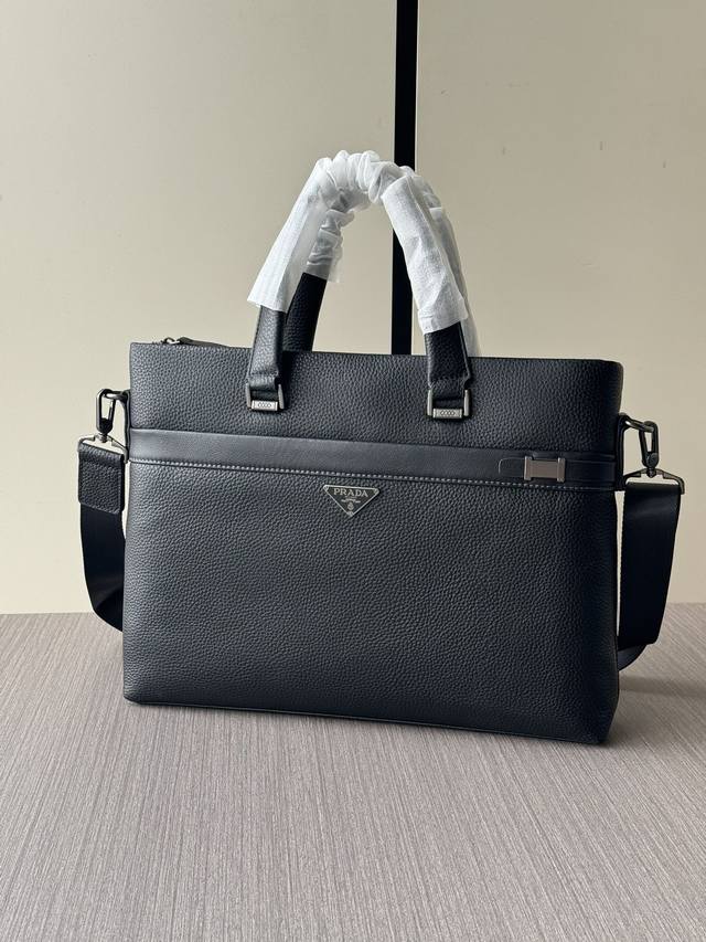 The latest and hottest Prada handbags from the top counters are shipped in larg