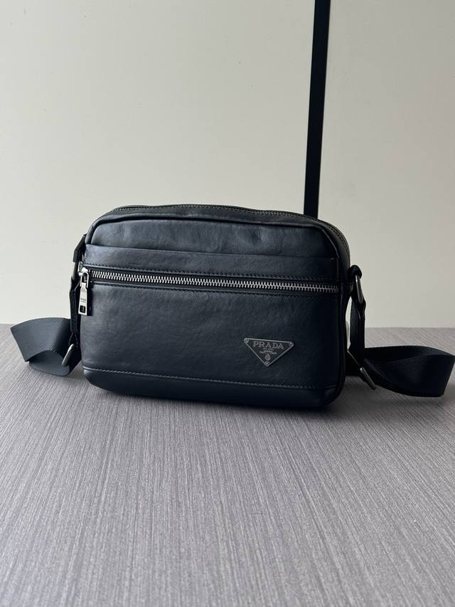 The latest hot Prada handbag messenger bag from the top counter mouse is shippe