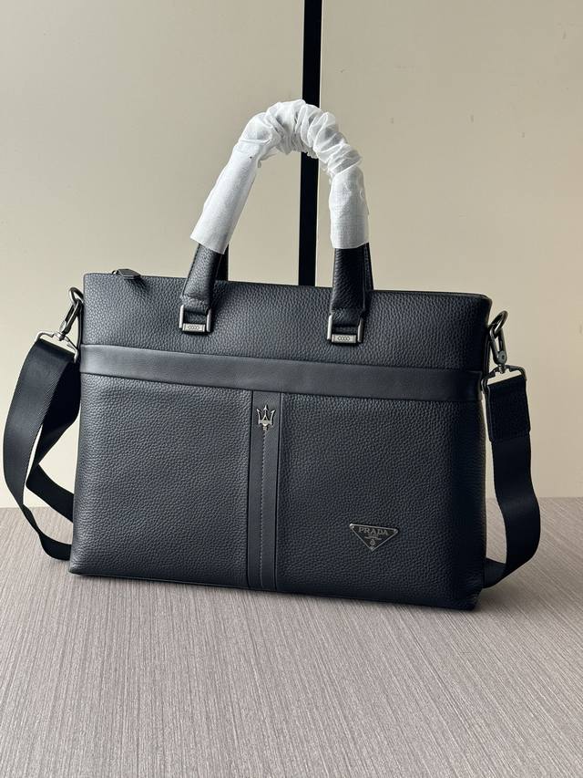 The latest and hottest Prada handbags from the top counters are shipped in larg