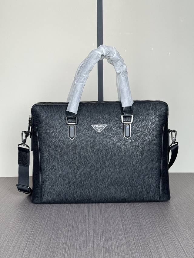 The latest and hottest Prada handbags from the top counters are shipped in larg
