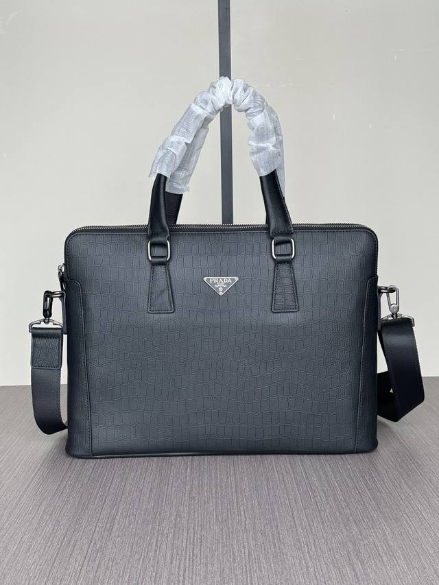The latest hot double zipper Prada handbags from the top counters are shipped i
