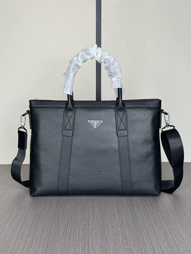 The latest and hottest Prada handbags from the top counters are shipped in larg