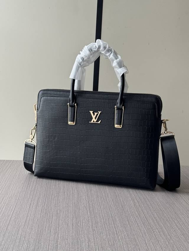 The latest hot-selling Lv password lock briefcase from the top counter mouse hi